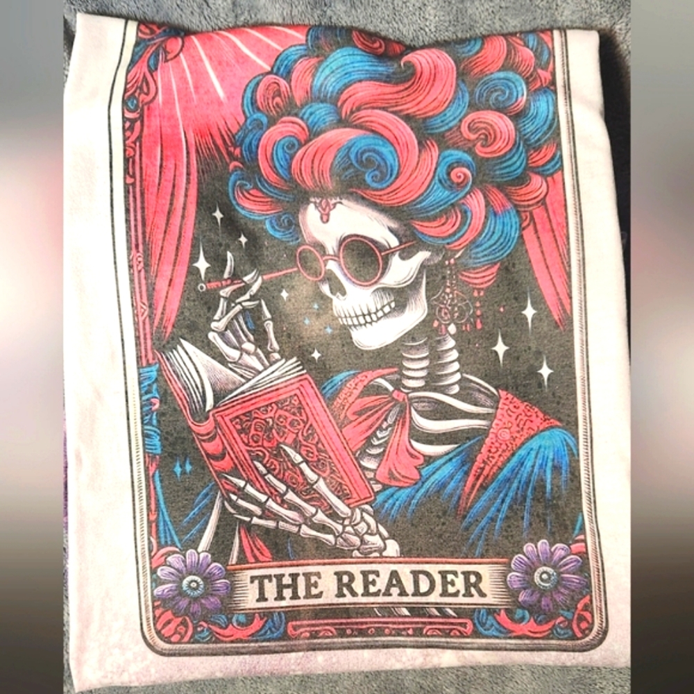 CUSTOM Tee "The Reader" Tarot NWT